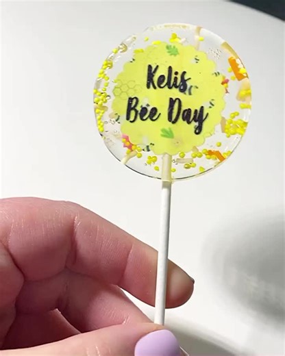 Bumble Bee personalized lollipops!#tiktok #instagram #love #like #viral #follow #instagood #likeforlikes #tiktokers #cakes #buttercream