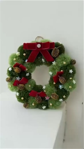 A full tutorial on making a wreath from fluffy yarn is on my YouTube channel, Guli's Art.🎄🎄🎄