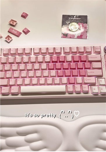 Guys this is actually the cutest keyboard that every girl needs 🥹🎀 thanks to @YUNZII KEYBOARD for sending it to me! #pink #keyboard #techunboxing #GamerGirl #pcgaming