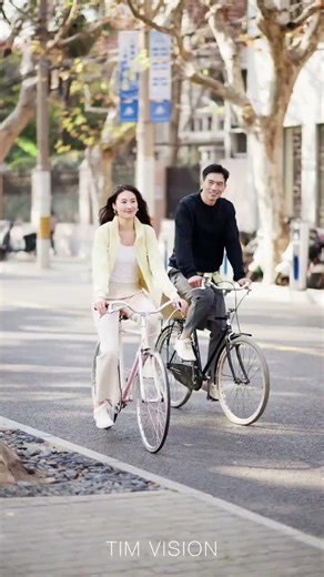 What do simple yet sophisticated passers-by in Shanghai wear Shanghai street style#Even lo