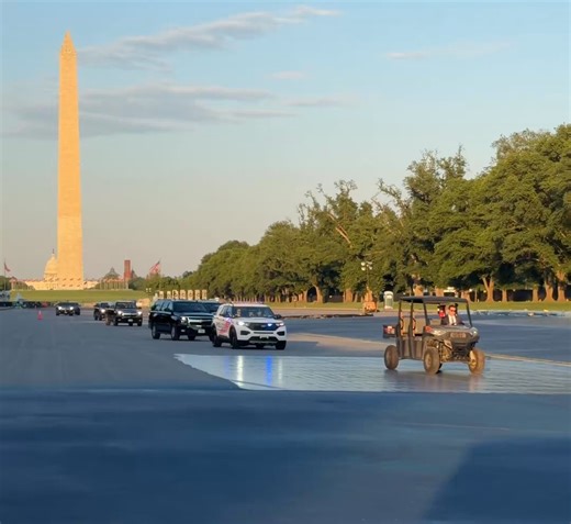 🚨 INCREDIBLE SCENE: President Trump just directed his motorcade straight into the drained Lincoln Memorial Reflecting Pool for an up-close look at the ongoing renovation progress!Trump wanted to personally inspect the major “American flag blue” resurfacing project — and the footage is absolutely wild! 📷@StevenCheung47