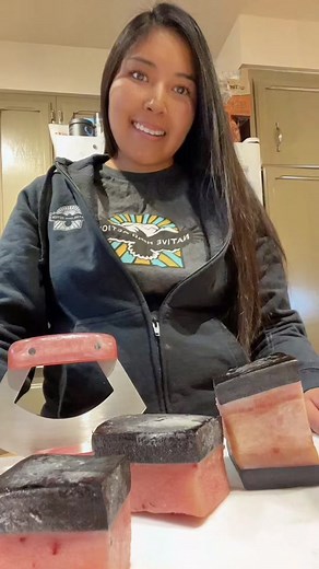 Help Native Peoples Action cut up some Maktak for a Native Food gathering✨ #warriorup #nativefoods #maktak #nativepeoplesaction Ulu by @rudeulu
