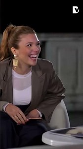 El tremendo que se lleva Rosalía al ver una cucaracha durante una entrevista en Brasil