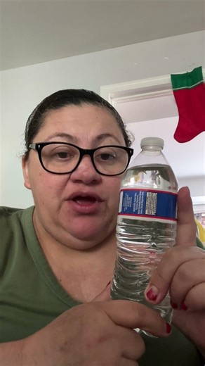 Una botella con agua. Es recomendable que antes de tomar nuestros alimentos tomar agua