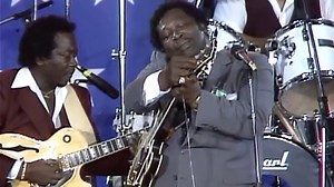 B.B. King Casually Changes His Guitar String Onstage Without Stopping the Song