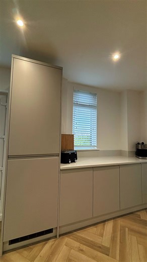 ✨🔥 THE QUARTZ WORKTOPS ARE IN… AND WOW. JUST WOW. 🔥✨ Today was the day our kitchen levelled ALL the way up 💎 The quartz worktops have officially been installed and the transformation is unreal. The clean lines, the subtle veining, that flawless polished finish… it’s giving luxury showroom vibes in our own home 🤍 From bare cabinets to this sleek, seamless beauty – what a difference a worktop makes! The crisp white quartz against the soft cabinetry, paired with the black sink and tap? Absolute