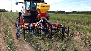 49K views · 188 reactions | APV steht für effizientes  und ökonomisches Arbeiten.  So können auch Dünger oder Mikrogranulate mit der Dünger Edition des PS ausgebracht werden. Hier zu sehen das pneumatische Sägeräte PS 200 M1 D in einem Obstgarten, aufgebaut auf einer Fingerhacke. | APV | Facebook