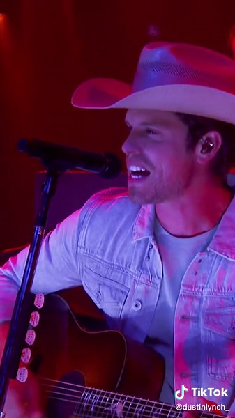 Live Acoustic Performance of Momma’s House by Dustin Lynch