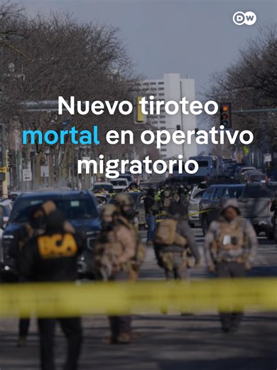 Agentes federales matan a un hombre de 37 años en Mineápolis Un ciudadano estadounidense de 37 años murió tiroteado por agentes federales durante un operativo en Mineápolis (Minnesota), en el marco de una intensificación de la política migratoria del presidente Donald Trump. El Departamento de Seguridad Nacional afirma que el hombre portaba un arma y que los agentes dispararon en defensa propia. Trump defendió la actuación de los agentes, calificándolos de “patriotas” y acusando al gobernador de