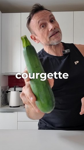 Jean-Baptiste KAPOUDJIAN on Instagram: "Un ingrédient magique en pâtisserie ! 🧁✨ Tu savais que la courgette pouvait remplacer le beurre dans tes recettes ? Résultat : un gâteau plus léger, sans culpabilité, et une astuce parfaite pour faire manger des légumes… même aux enfants Aujourd’hui, je te propose une recette express de gaufres ultra légères avec seulement 3 ingrédients : 👉 1 courgette 👉 2 œufs 👉 80 g de farine d’avoine C’est tout, et c’est délicieux ! 😋 Avantages : ✅ Faible en calori