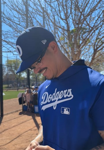 a fan of spring training 👁️👅👁️ #dodgers #anthonybanda #springtraining