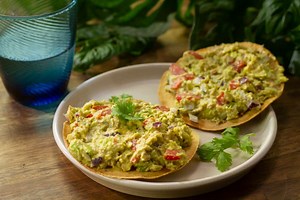Prepara tostadas de atún y aguacate - Comedera - Recetas, tips y consejos para comer mejor.