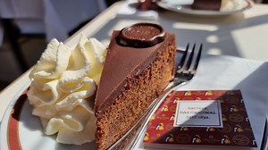 Slávna Sacherova torta! Čo dokáže najviac potrápiť pri jej príprave?