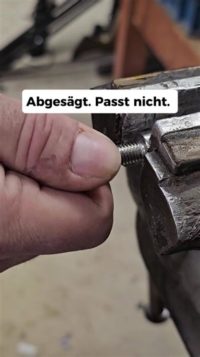 Maximilian Grundler - Meister der Äxte on Instagram: "Abgesägt. Und plötzlich passt nichts mehr. Kleines Detail, große Wirkung. Mehr steckt da oft nicht dahinter. Schon erlebt? #Werkstatt #Handwerk #Schraube #Erfahrung #MeisterDerÄxte"