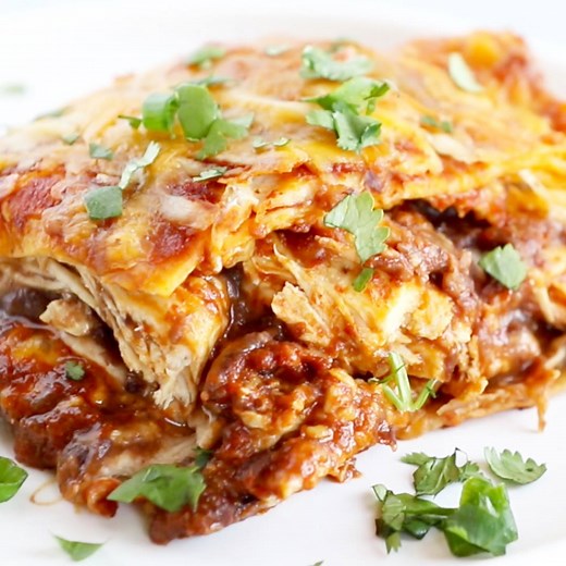 5-Ingredient Chicken Enchilada Casserole! Just take all the goodness of an enchilada, stack it up, and bake it under a generous layer of cheese. 🧀 Super easy, SO GOOD. WHAT YOU NEED 1 lb boneless, skinless chicken breasts (cooked and shredded) 2 ½ cups enchilada sauce 2 cups shredded cheese 6-8 small flour tortillas 1 can refried beans HOW TO MAKE IT 1. Place a few spoonfuls of enchilada sauce in the bottom of a square baking dish to prevent sticking. 2. Place 2 tortillas in the bottom of the d