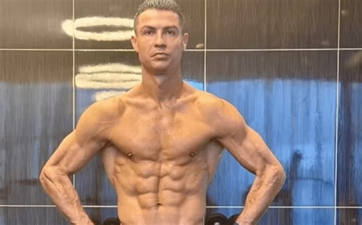 Cristiano Ronaldo mostra il fisico statuario dopo la sauna