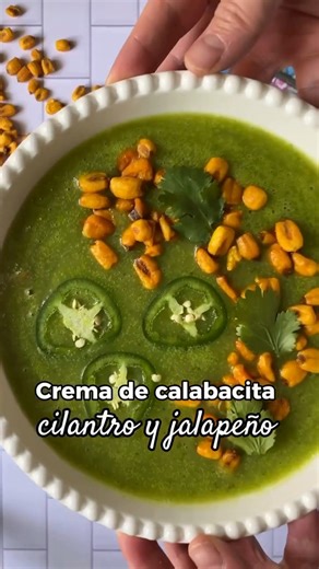 Ingredientes: 3 calabacitas, cortadas en cubos 1 jalapeño, sin semillas 1/4 de cebolla, en cubitos 1 papa, en cubos 3 tazas de caldo de verduras o de pollo 1/2 cucharadita de ajo en polvo 1 taza de cilantro fresco 1/2 limón (jugo) Aceite de oliva, sal y pimienta al gusto Preparación: 1. En una cacerola, calienta un chorrito de aceite de oliva y sofríe las calabacitas, el jalapeño y la cebolla hasta que estén suaves. 2. Agrega la papa, el caldo y el ajo en polvo. Cocina hasta que la papa esté tie