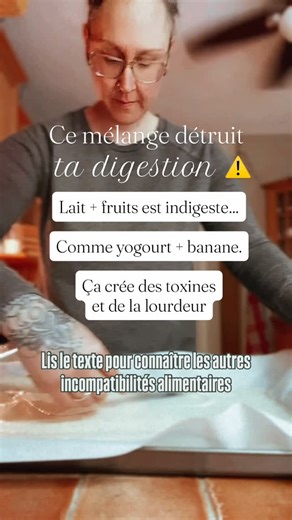 Anne | Alimentation naturelle thérapeutique on Instagram: "En Ayurveda, certaines combinaisons alimentaires sont considérées comme incompatibles (viruddha ahara) car elles perturbent la digestion. L’association lait + fruits en fait partie. Pourquoi ? ⚠️ Le lait est lourd, onctueux et refroidissant, il demande un feu digestif stable pour être transformé. ⚠️ Les fruits, eux, sont légers, acides ou sucrés et se digèrent beaucoup plus vite. Quand on les mélange, le système digestif reçoit des alime