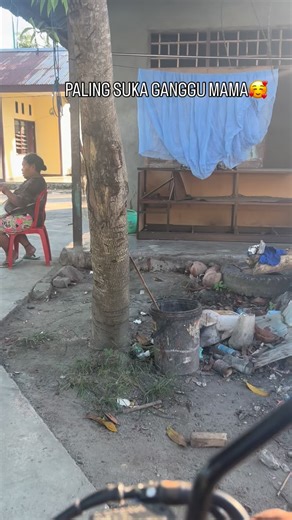 Ini Sa Mama 🥰‼️ Sa paling suka Ganggu insar ee … #mama #lucu #reels #papua #fyp | Alex Ap Maryar