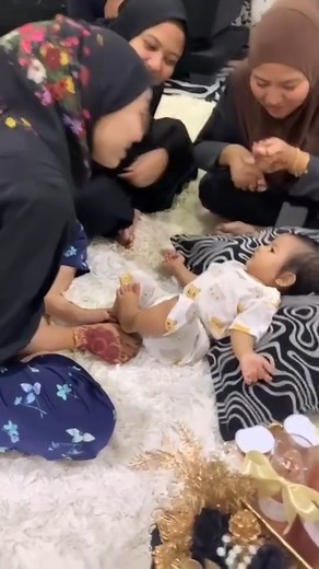 359K views · 3.2K reactions | Alahai comel je eh tengok bila layan budak kecil macam ni  Kredit : njhamstf | Giler Kentang | Facebook