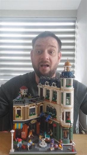 Ruud van den Berg on Instagram: "In deze Nederlandstalige review neem ik je mee door LEGO 11371 Shopping Street, de gloednieuwe LEGO Modular Building van 1 januari 2026! 🏙️ We bekijken het ontwerp, de details, de winkels, de minifiguren én hoe deze set past binnen een LEGO stad of bestaande modular-collectie. Is Shopping Street een waardige toevoeging aan de LEGO Modular-lijn? En is deze set het bouwen én kopen waard? Ontdek het in deze uitgebreide review op LEGOSetTastics – jouw kanaal voor LE