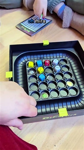 Jugando a Dice Flick de @tcg_factory con niñas y niños de 5 y 6 años. #juegosdemesa #abj