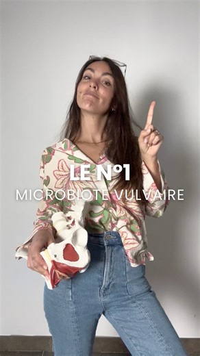 Stéphanie Léon | KINÉ & DOULA - Santé de la Femme & Maternité on Instagram: "Tu veux une zone intime en bonne santé ? 👉 La solution n’est pas d’en faire trop. On parle beaucoup d’“hygiène”, mais rarement de microbiote intime 🦠✨ Et pourtant… c’est lui qui participe à l’équilibre, au confort et à la protection naturelle de ta zone vulvaire. 💡 DONC OUI, le but n’est pas de “décaper” : c’est de nettoyer en douceur, avec un soin lavant intime adapté, qui respecte ta zone intime. 👉 Douceur + respe