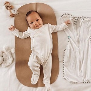 [Hot Item] High Quality Vegan Leather Waterproof Easy Cleaning Baby Traveling Changing Mat with Portable Diaper Nappy Changing Pad