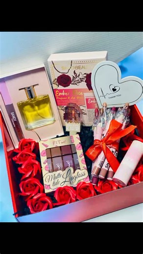 ‎ڪوزمتڪ ࢪيحآنهۛ 😊‎ on Instagram‎: "لأنها أميرة قلبك 👑❤️ دلّلها ببوكس عيد الحب الفخم المليان حب وتفاصيل تخبل 😍✨ عطر أنثوي راقي يفوح نعومة وجاذبية 💛🌸 ليب أويل + قلوسات مات بألوان تجنن حتى شفايفها تظل ملفتة 💄💋 ومحاط بورود حمر حتى الحب يكون واضح بدون كلام 🌹❤️ هدية مرتبة، أنيقة، وجاهزة حتى تخليها تبتسم من قلبها 💌💞 إذا تحبها صدك… هذا البوكس راح يحچي مشاعرك بدل ما تتعب بالكلام 😉"‎