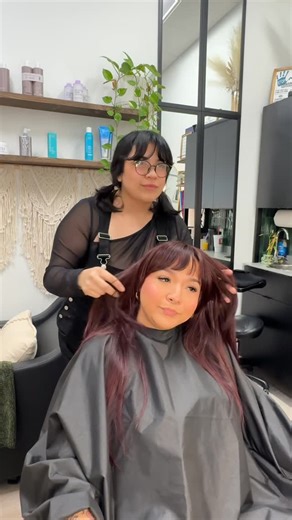 𝗔𝗠𝗔𝗡𝗗𝗔 𝗠𝗢𝗥𝗘𝗡𝗢 | 𝗖𝗢𝗟𝗢𝗥 𝗖𝗢𝗥𝗥𝗘𝗖𝗧𝗜𝗢𝗡 𝗦𝗣𝗘𝗖𝗜𝗔𝗟𝗜𝗦𝗧🎨 on Instagram: "It’s been a minnnnn Happy New Years!! I’m back and ready to make more content. What better way to kick things off than with some jokes!😆😅 (all jokes people don’t worry lol shoutout to my coworker/bestie for being featured @charismaticcurls.des she specializes in curly hair for all my curly girlssss check her out!) • Tap the link in my bio @mane_manda_ to schedule an appointment, check out pricing