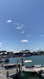 曼哲拉（Mandurah）位于珀斯南部，是一个沿海而建的旅游小城市，这里美丽水域和海滩吸引着世界各地游客的目光。Mandurah 鱼类资源丰富，这里的水道是海豚的理想家园，常年栖息可爱的海豚，每天都有来自世界各地的游客在Manduranh海豚码头乘坐光顾邮轮，欣赏这里令人惊叹的水上风光!