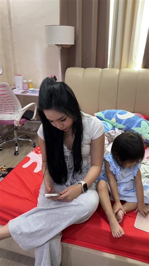 Sinamahan namin bumili ng dress si Tita @Jenny Chan pra sa graduation pictorial nya nag shopping dn ako pra kay Maddie.