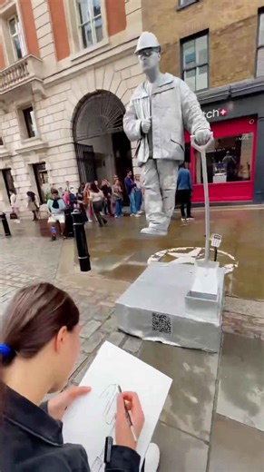 Getting drawined, while experiencing the most bizarre and wonderful moments.#livingstatue #floating