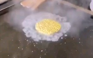 烤冷面吃出了新高度，这就是为什么一包普通的方便面能卖高价…