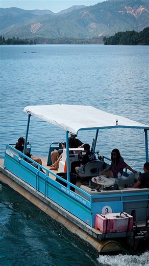 October at Shasta Lake means crisp mornings, golden sunsets, and views that give you chills, in the best way possible. 🍂🚤 Plan your fall getaway at bridgebayhouseboats.com | Bridge Bay At Shasta Lake