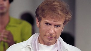 Murió el diseñador francés Claude Montana, el que usó las hombreras más grandes de la moda en los años 80