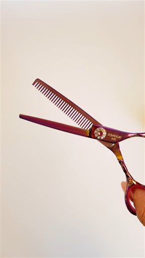 Maneliss on Instagram: "💜 Unboxing : les ciseaux sculpteurs PURPLE de OSHUKAÏ 📦 ✨ Des ciseaux à la fois performants et stylés : ✔️ Parfaits pour l’effilage ✔️ Alliage de cobalt et d’acier inoxydable ✔️ Affûtage convexe pour une coupe ultra-précise ✔️ Design coloré et tendance ✔️ Design offset et ergonomique ✔️ Repose-doigts intégré 👉🏻 À découvrir sur www.maneliss.com"