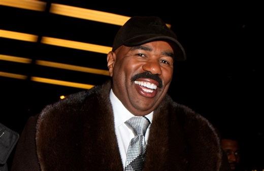 'Mi posso sbarazzare dei fidanzati delle mie figlie': il metodo pesante del conduttore americano Steve Harvey