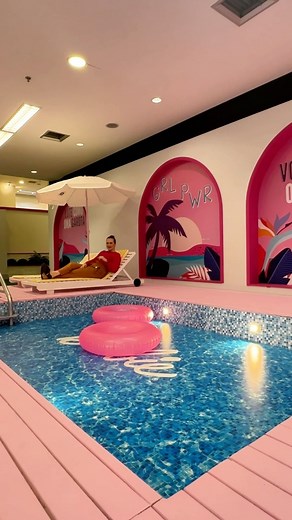 Porto Alegre Oficial on Instagram: "Quem aí já sonhou em entrar na Casa da Barbie? 🙋‍♀️🙋‍♀️🙋‍♀️ Agora, tu podes! Até o dia 10/11, o Praia de Belas Shopping apresenta o “The Barbie Experience”, uma imersão no mundo cor de rosa da boneca mais amada do mundo! 🎀 Na Casa da Barbie em tamanho real, a gente tem uma experiência imersiva, interativa e, claro, super instagramável! 🤳🏻 🚨 E ATENÇÃO: O ingresso é gratuito! 👉 Basta baixar o aplicativo do Iguatemi One e reservar o teu, escolhendo o dia 