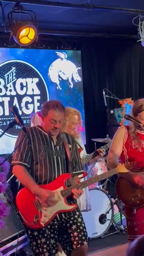 Vendredi 31 octobre Les cochons vont vous foutre les jetons ! Qui osera défier Tatate le terrible en venant costumé ??? Comme d’hab, un set monstrueux et la Résa conseillée au 09 62 61 39 29 | The Backstage Paris