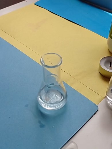 Reacción Química: Sal Férrica y Nitrato de Plata
