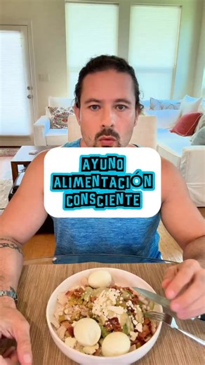 Quién dijo que tienes que comer 3 veces al día? Eso no lo inventó tu cuerpo… lo inventó la industria. Desayuno a fuerza, comida a medio día, cena sin hambre… 🕒 Te hicieron esclavo del reloj, no de tus verdaderas necesidades. 🔥 El ayuno te libera. Te enseña a escuchar a tu cuerpo, no al marketing. Menos ansiedad. Más control. Más claridad. 💥 Comes cuando tienes hambre, no por costumbre. Rompe las reglas. | Bernardo Guiot