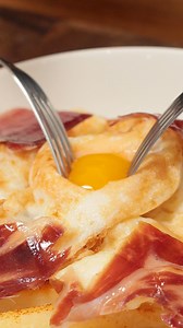 Huevos rotos con jamón 🇪🇸 | Munchies Lab