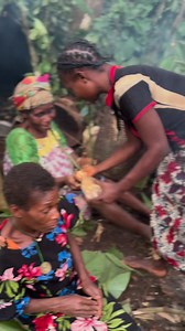 1.6M views · 10K reactions | Mujeres pigmeas Baka. Vivir en la selva. Camerun. #akumbele #documentary | Quim Fàbregas - Fotografía y Viajes. | Facebook