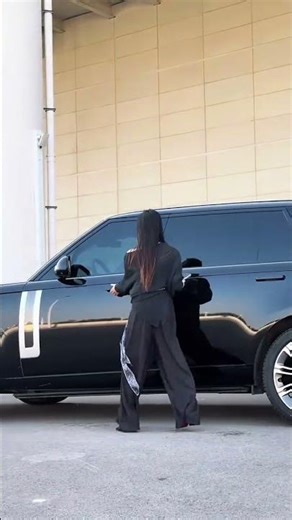 You wouldn't refuse a beautiful woman driving a Land Rover, right? #LandRoverrange rover