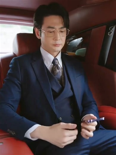 Cô bé vô tình lên nhầm xe của tổng tài, ai ngờ cô lại muốn kết duyên mẹ mình với anh. Nhưng anh ta lại không ngờ cô bé lại chính là con ruột của mình