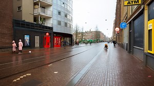 Sateinen kävely Amsterdamissa