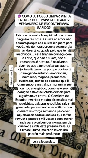 você tem tentado “fazer dar certo” à força, se esforçando demais, se adaptando demais, se moldando demais por amor, como se precisasse merecer ser escolhida, e isso cansa sua alma, porque amor verdadeiro não é trabalho pesado, é fluidez. E então vem o Três de Espadas invertido como um sussurro de cura, mostrando que a dor já terminou, mas você ainda está segurando ela por hábito, como se tivesse medo de soltar e tentar de novo. A carta diz claramente: você já sofreu o suficiente, agora é hora de