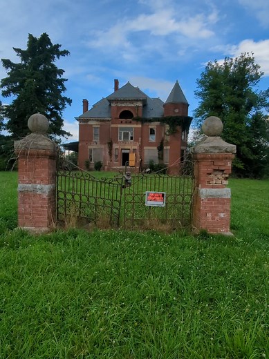 Exploring Farmville's 228-Year-Old Abandoned Mansion