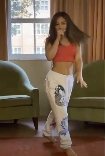 dancing is one of my #FitnessRoutine 💃🏻